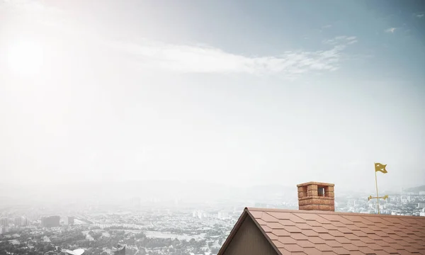 背景中的砖屋屋顶和城市景观 — 图库照片