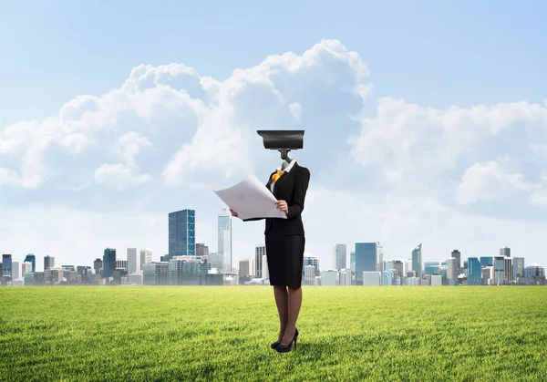 Elegante Mujer Negocios Aire Libre Con Papeles Las Manos Cámara — Foto de Stock