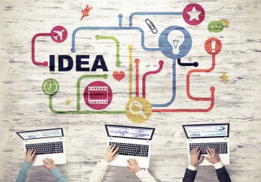 Ellerinde cihazlar bulunan üç kişilik bir grup iletişim ve ağ oluşturma sembolü olarak birlikte çalışıyor.