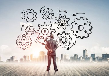 Modern şehre bakan ve vites düzeneği çizen işadamlarının arka planı