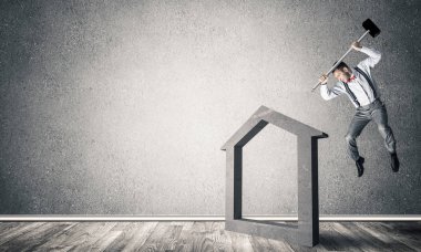 Kararlı işadamı çekiç evi beton figürüyle yıkılacak.