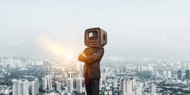 İş başı açık havada arka plan üzerinde cityscape manzaralı ayakta iken geçti silah tutmak yerine eski Tv ile takım elbiseli adamı resim kırpılmış.