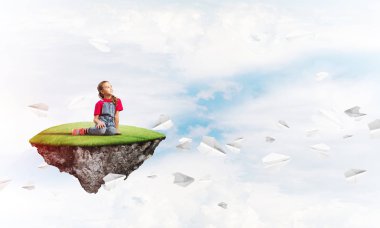 Gökyüzünde yüzen bir adada oturan tatlı, gülümseyen bir kız.