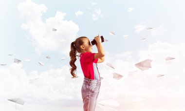 Gökyüzü arka plan hakkında geleceği görmenin karşı tulum, küçük şirin kız