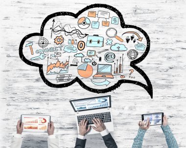 Ellerinde cihazlar bulunan bir grup insan, iletişim ve ağın sembolü olarak birlikte çalışıyor.