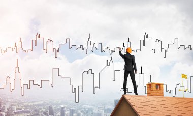 Mühendis, evinin çatısına geri döndü ve şehri çiziyor. Karışık ortam