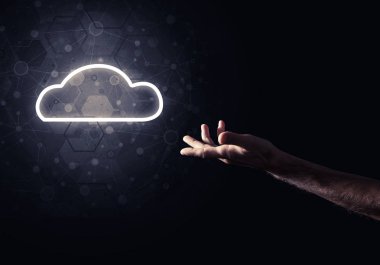 El ele tutuşan insan avuç içinde bulut hesaplama kavramı