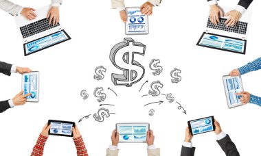 Ellerinde cihazlar bulunan bir grup insan, iletişim ve ağın sembolü olarak birlikte çalışıyor.