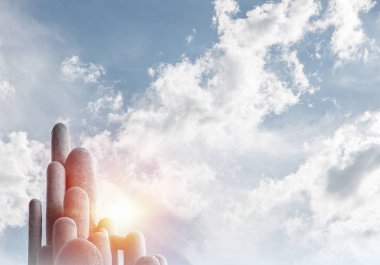 Açık havada, arka planda güzel manzaralı yüksek ve büyük taş sütunların görüntüsü. Duvar kağıdı, telif alanı olan arkaplan.