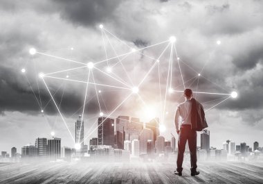 İşadamı arkasını kolluyor ve ağ çizimi kavramına bakıyor