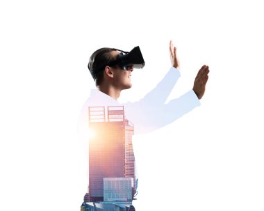 Sanal gerçeklik kulaklığı olan genç bir adam ya da şehrin arka planında 3 boyutlu gözlüklü.