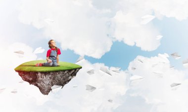 Gökyüzünde yüzen bir adada oturan tatlı, gülümseyen bir kız.