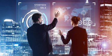 Arka ayakta ve sanal ekran ile birlikte çalışan iki iş adamları