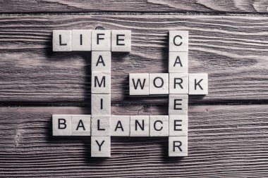 İş pazarlama kelimeleri çapraz bulmacada tahta küplerle toplandı