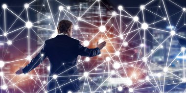 İşadamı gece cityscape sosyal bağlantı medya kavramı ile çalışma karşı arkadan görünüm