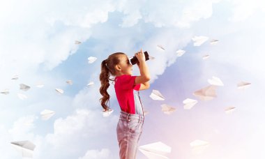 Gökyüzü arka plan hakkında geleceği görmenin karşı tulum, küçük şirin kız