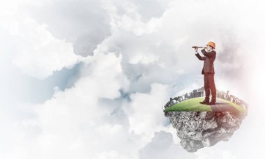 Mühendis adam mavi gök yeşil yüzen ada üzerinde ayakta