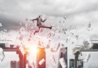Kağıt belgeleri beton köprü zorluklar üstesinden sembolü olarak uçan ile gap üstünden atlayarak iş adamı. Güneş ışığı ve cityscape arka plan üzerinde. 3D render.