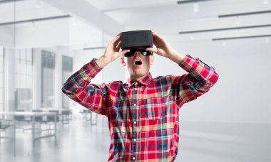 Sanal gerçeklik kulaklık veya 3d gözlük odasında oyun oynama ile genç adam