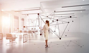 Modern ofis içi ve sosyal bağlantı kavramında zarif bir iş kadını. Karışık ortam