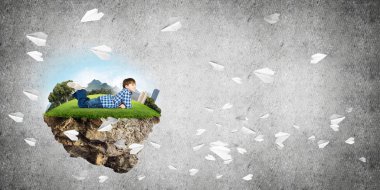 ECO konsepti yüzen ada ve mutlu çocuk.