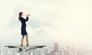 El garsona fifre oynamak tepsi kadın üzerinde sunulması