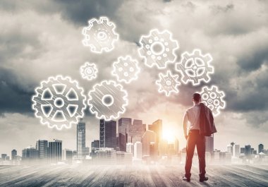 Modern şehre bakan ve vites düzeneği çizen işadamlarının arka planı