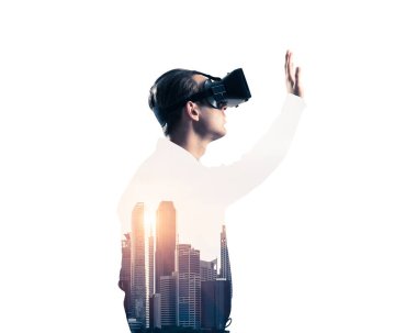 Sanal gerçeklik kulaklığı olan genç bir adam ya da şehrin arka planında 3 boyutlu gözlüklü.