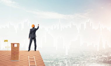 Mühendis, evinin çatısına geri döndü ve şehri çiziyor. Karışık ortam