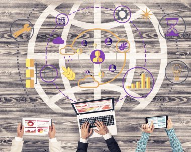 Ellerinde cihazlar bulunan üç kişilik bir grup iletişim ve ağ oluşturma sembolü olarak birlikte çalışıyor.