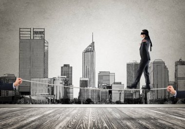 İp üzerinde yürüyen gözleri olan bir iş adamı.