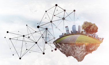 Gökyüzünde yükselen çimen ve şehir manzaralı güzel küçük bir ada.