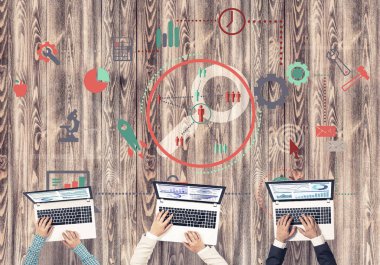 Ellerinde cihazlar bulunan üç kişilik bir grup iletişim ve ağ oluşturma sembolü olarak birlikte çalışıyor.