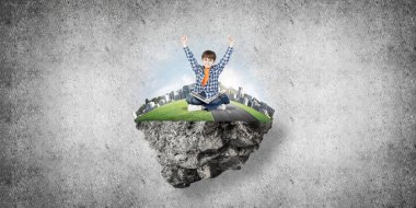 ECO konsepti yüzen ada ve üzerinde kitap oturan mutlu çocuk.