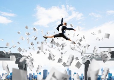 Kağıt belgeleri beton köprü zorluklar üstesinden sembolü olarak uçan ile gap üstünden atlayarak bir iş kadını. Clear gökyüzü arka plan üzerinde. 3D render.