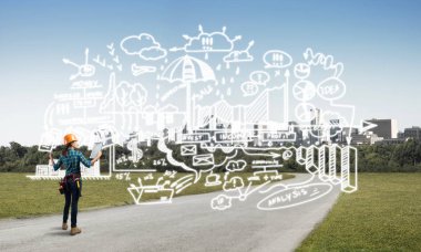 Açık havada mühendis kadının arka planı ve ekrana konsept çizimi