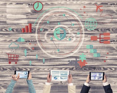 Ellerinde cihazlar bulunan üç kişilik bir grup iletişim ve ağ oluşturma sembolü olarak birlikte çalışıyor.