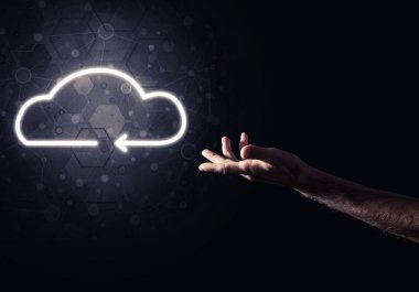 El ele tutuşan insan avuç içinde bulut hesaplama kavramı