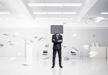 Kağıt uçaklar ofis binası içinde uçan arasında duran işadamı Tv ile takım baş silah tutmak yerine geçti. 3D render.