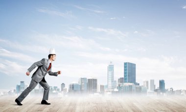 Beyaz taçlı yakışıklı iş adamı aceleyle koşuyor.