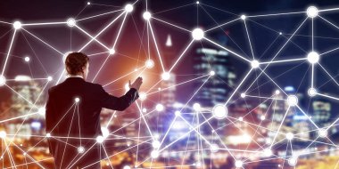 İşadamı gece cityscape sosyal bağlantı medya kavramı ile çalışma karşı arkadan görünüm