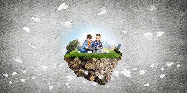 ECO konsepti yüzen ada ve üzerinde kitap oturan çocuklar.