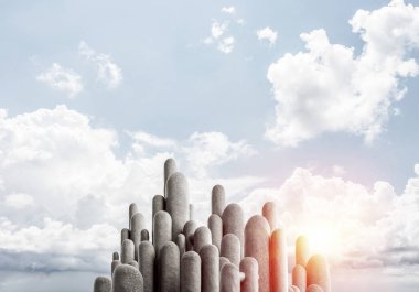 Açık havada, arka planda güzel manzaralı yüksek ve büyük taş sütunların görüntüsü. Duvar kağıdı, telif alanı olan arkaplan.