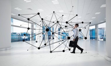 Modern ofis içi ve sosyal bağlantı kavramındaki zarif iş adamı. Karışık ortam