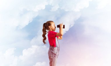 Gökyüzü arka plan hakkında geleceği görmenin karşı tulum, küçük şirin kız