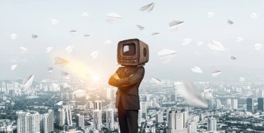 İş başı açık havada kağıt uçaklar cityscape Oda arka plan üzerinde uçan arasında ayakta iken geçti silah tutmak yerine eski Tv ile takım elbiseli adamı resim kırpılmış.