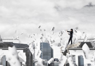 Kağıtları kocaman bir boşluk ile beton köprü üzerinde gizli tehditler ve riskler sembolü olarak uçan arasında blindfolded yürüyüş iş adamı. Cityscape görünümü arka plan üzerinde. 3D render.