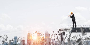 Genç takım elbiseli mühendis ve spyglass harfler cityscape ve arka plan üzerinde güneş ışığı ile kırık köprü üzerinde uçan arasında duran seyir kask. 3D render.