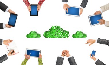 Ellerinde cihazlar bulunan bir grup insan, iletişim ve ağın sembolü olarak birlikte çalışıyor.