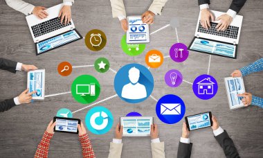 Ellerinde cihazlar bulunan bir grup insan, iletişim ve ağın sembolü olarak birlikte çalışıyor.